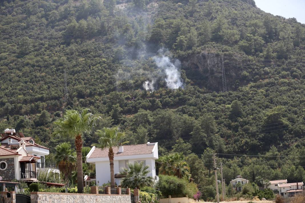 Fethiye'deki orman yangını söndürüldü 1